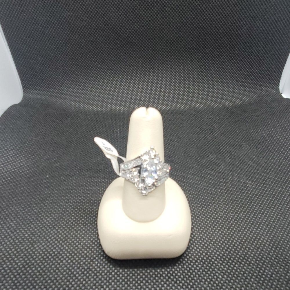 NWT Gorgeous Sparkly Silver Cocktail Ring